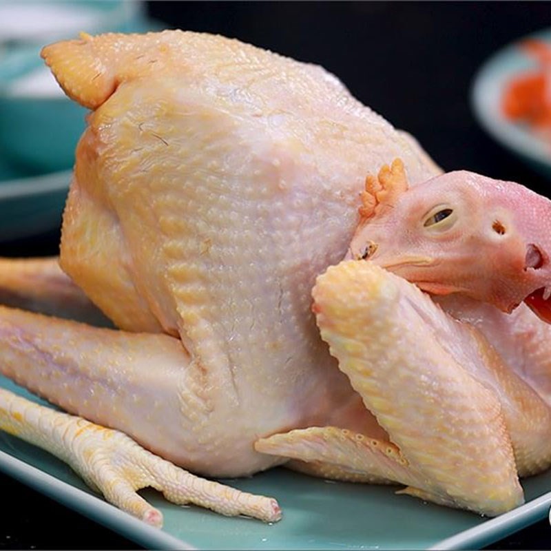Sơ chế thịt gà để nấu lẩu lá chanh
