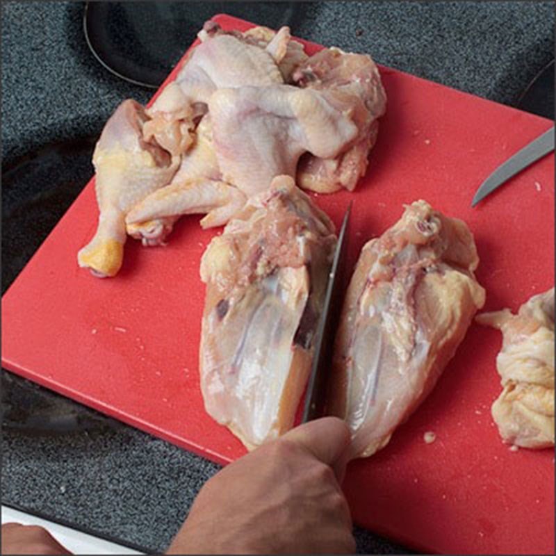 Thịt gà được chặt thành từng miếng vừa ăn để ướp gia vị
