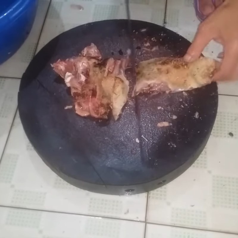 Sơ chế thịt vịt bằng muối và gừng để khử mùi, bước đầu tiên trong cách nấu canh vịt măng chua