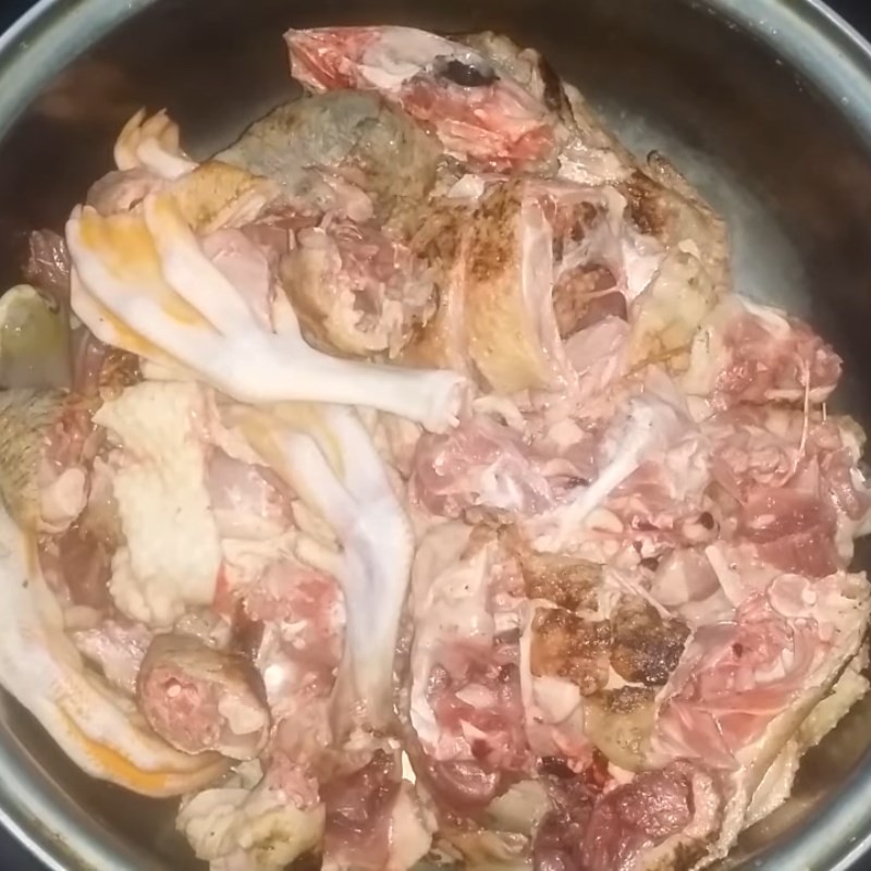 Rửa sạch thịt vịt sau khi sơ chế, đảm bảo vệ sinh cho món canh vịt măng chua