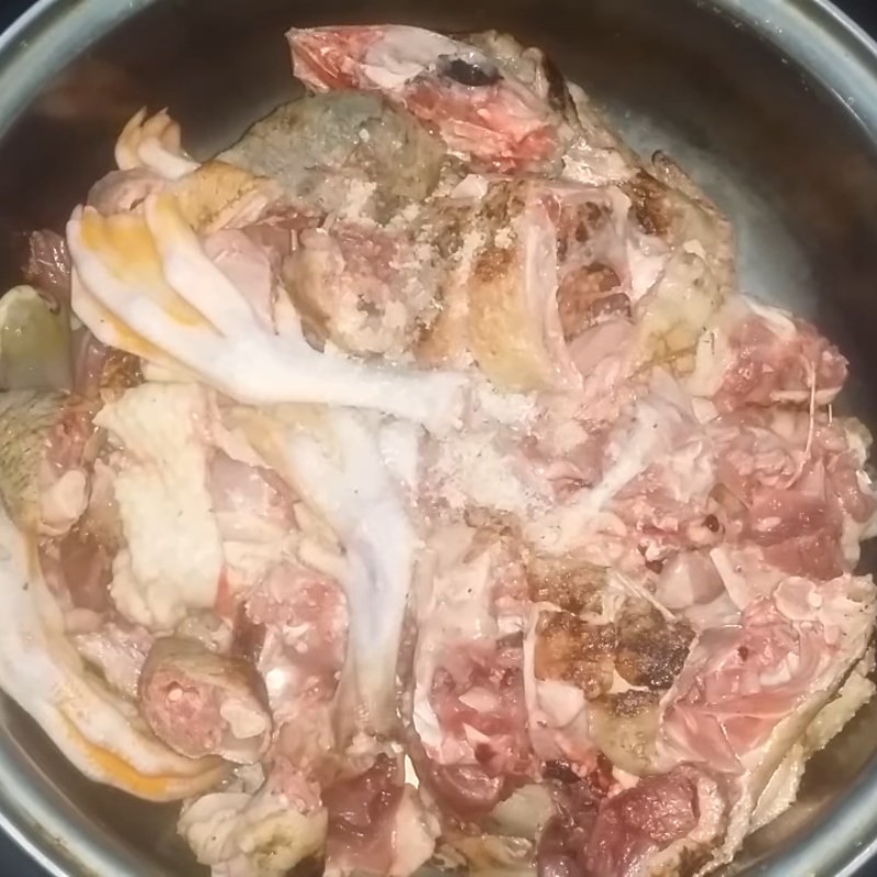 Chặt thịt vịt thành miếng vừa ăn, phù hợp cho món canh vịt măng chua