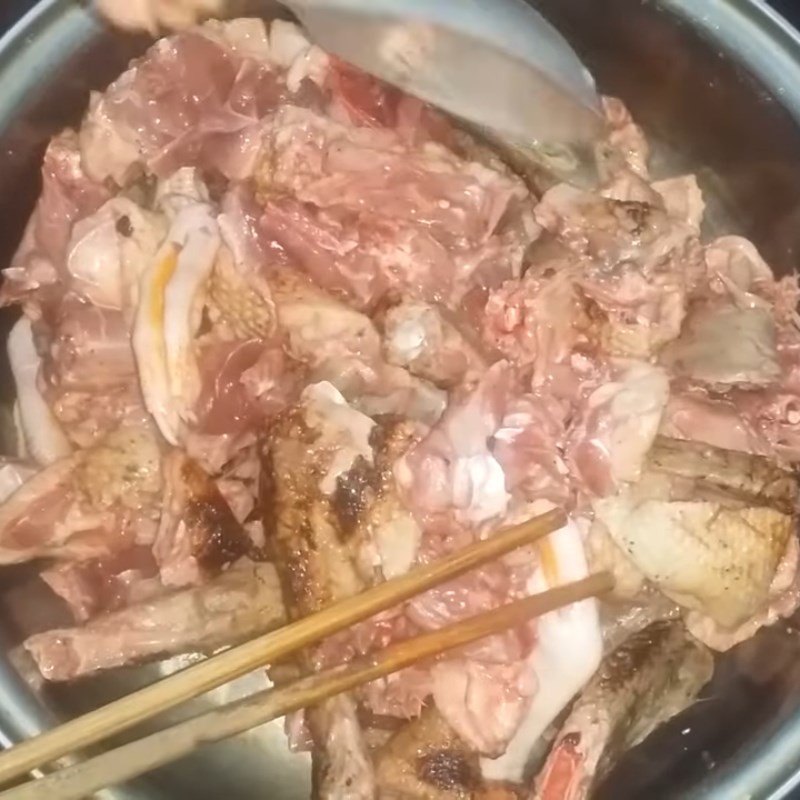 Ướp thịt vịt với gia vị, giúp thịt thấm đều và đậm đà hơn khi nấu canh vịt măng chua