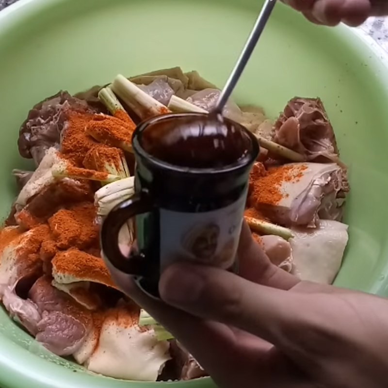 Thịt vịt đã chặt miếng vừa ăn trong thau ướp
