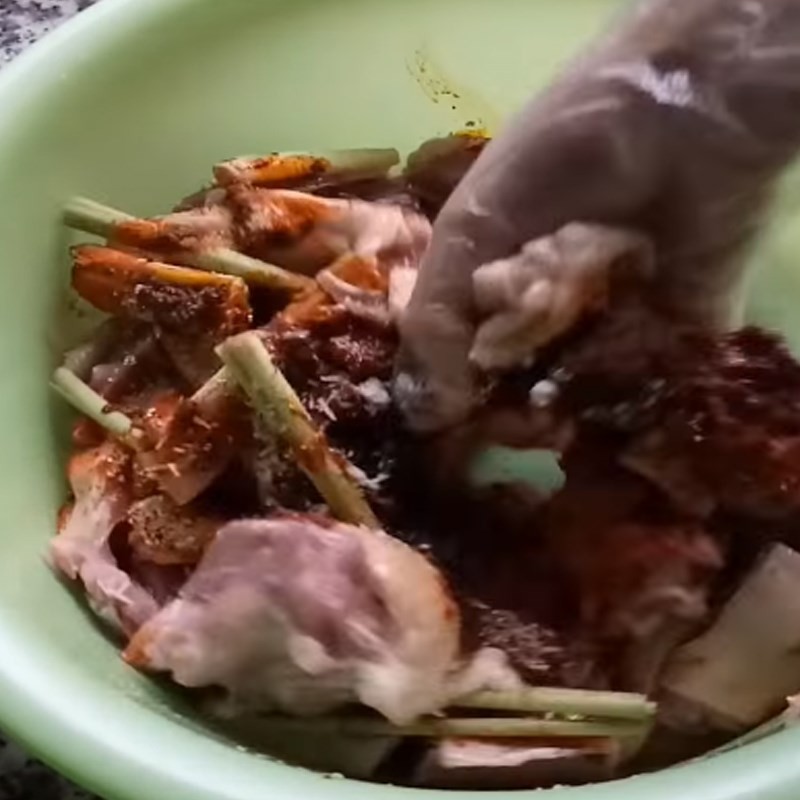 Thịt vịt đã được ướp đều với các loại gia vị cà ri