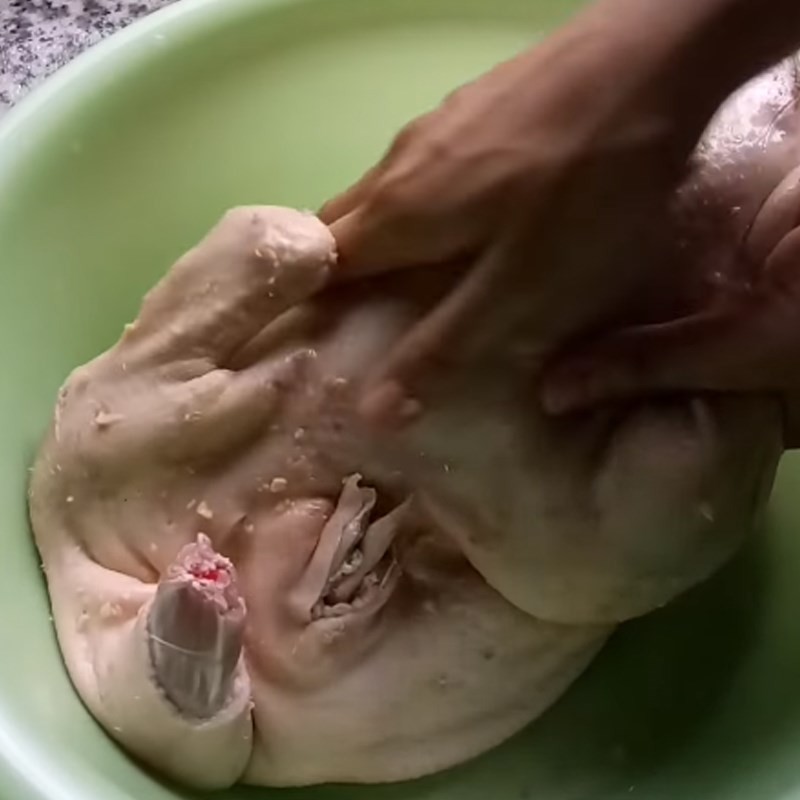 Thịt vịt đang được ướp với các loại gia vị đặc trưng