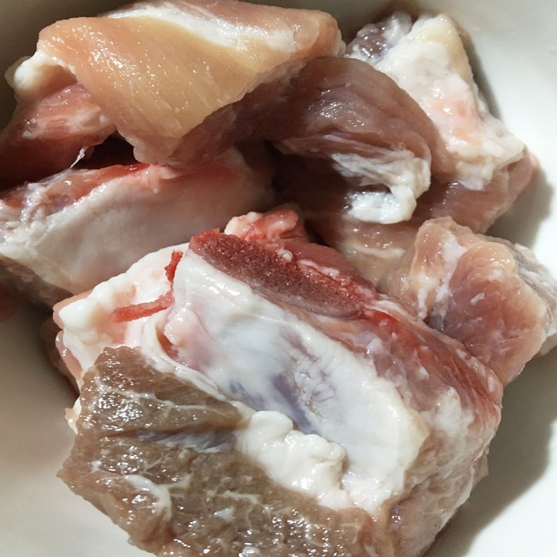 Sơ chế và ướp xương heo đúng cách giúp khử mùi hôi hiệu quả