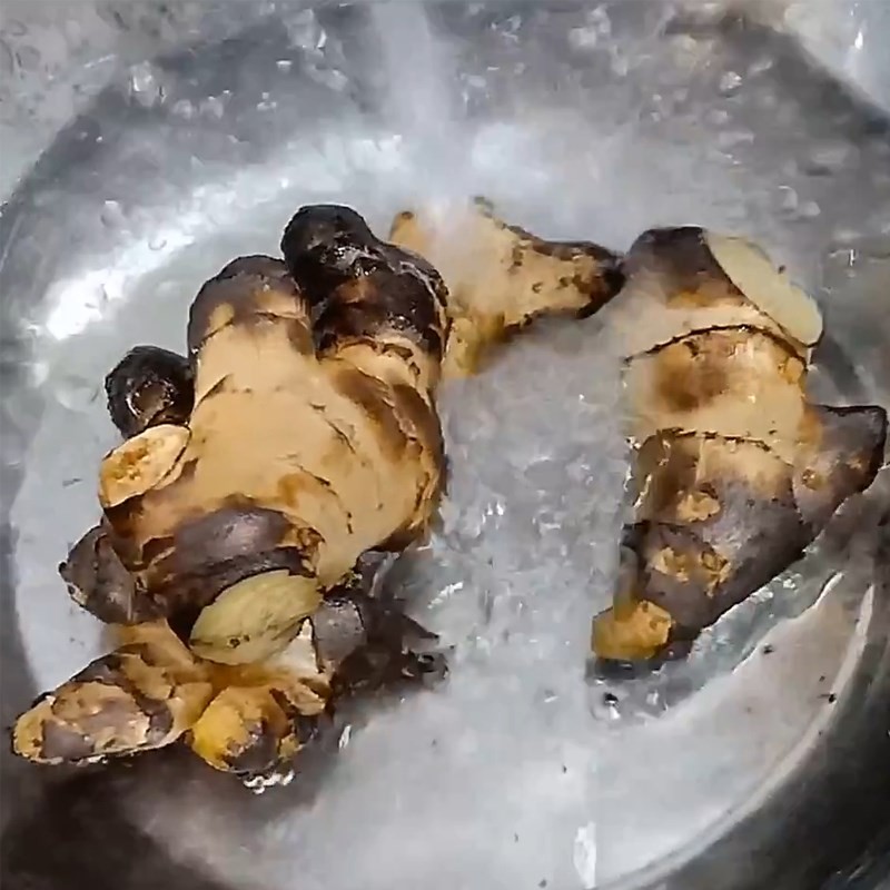 Sơ chế và vắt nước cốt gừng