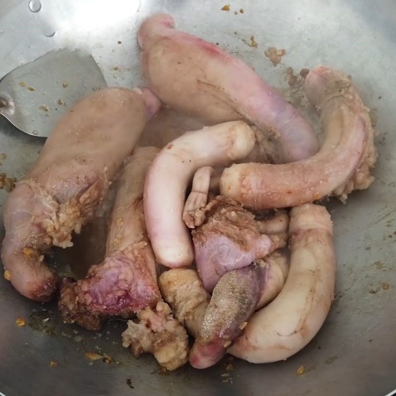 Xào bím bò kỹ lưỡng để ngấm gia vị, chuẩn bị cho công đoạn hầm, yếu tố then chốt để có cách nấu bím bò ngon.