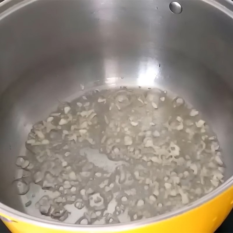 Xào thịt gà cùng hành tỏi phi thơm để thịt săn lại và thấm vị
