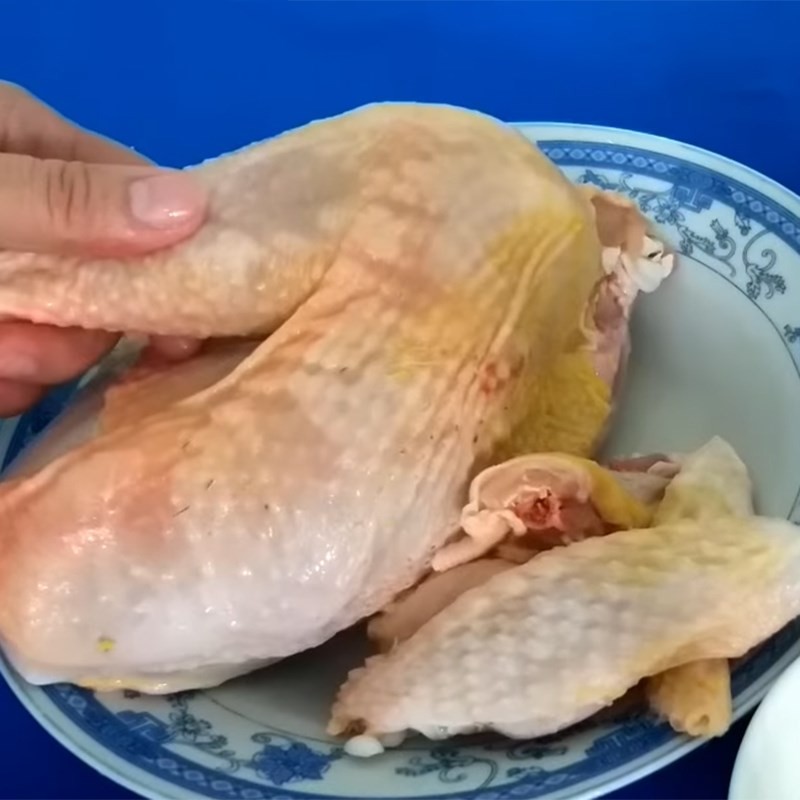 Sơ chế và cắt thịt gà thành miếng vừa ăn cho canh khoai tây rau củ