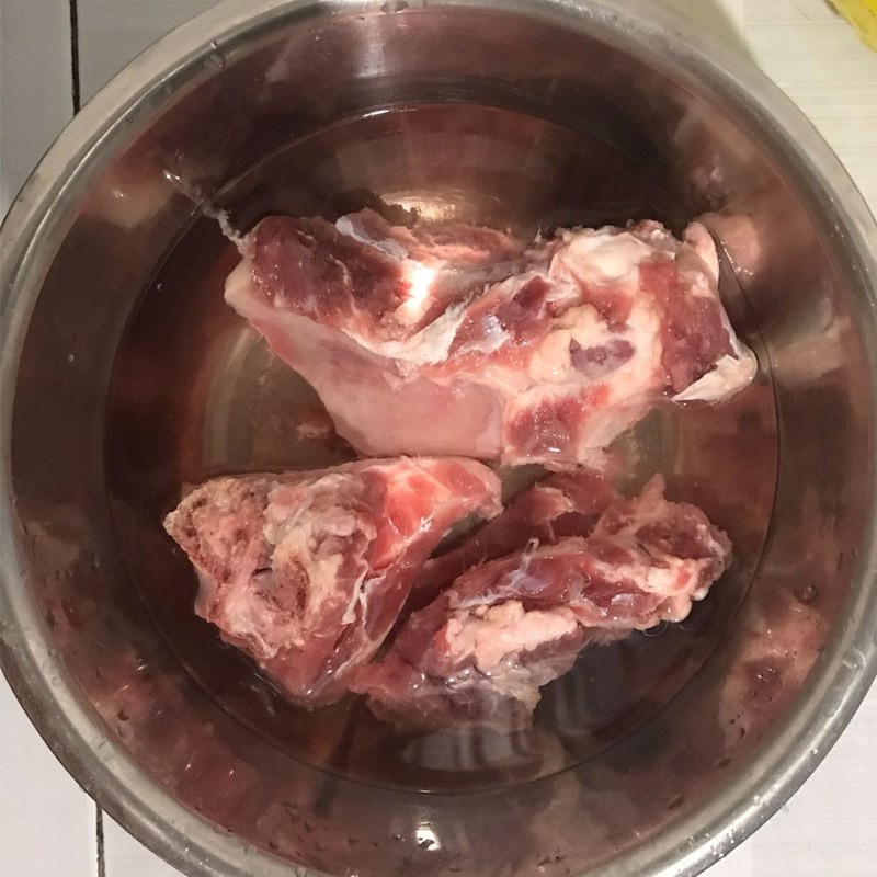 Xương bò đã sơ chế sạch sẽ, sẵn sàng kết hợp với khoai tây được bổ đúng cách cho món canh
