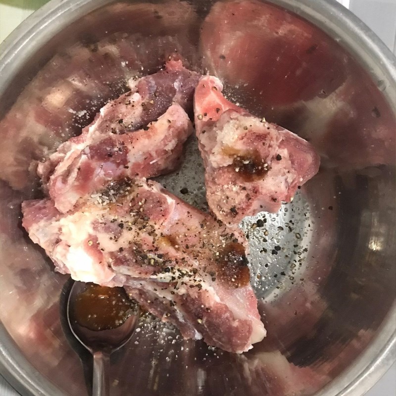 Xương bò đã thấm gia vị, sẵn sàng để xào và hầm cùng khoai tây với cách bổ khoai tây nấu canh chuẩn vị
