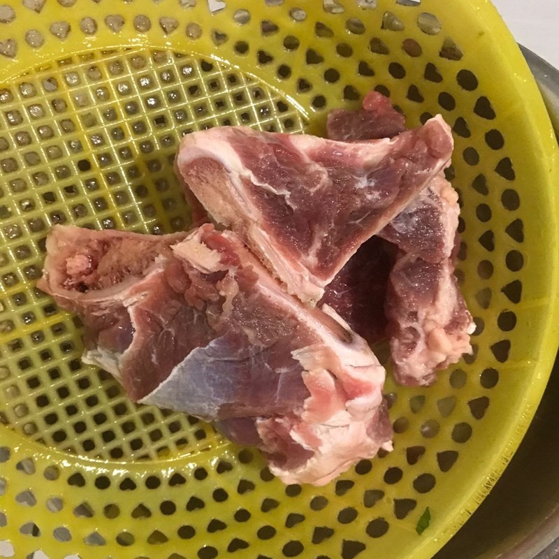 Ướp xương bò với gia vị, chuẩn bị cho nồi canh xương khoai tây thơm ngon và cách bổ khoai tây nấu canh