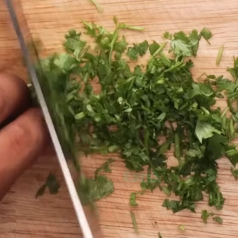 Các loại rau thơm như hành lá, rau mùi và hành tím đã thái nhỏ, sẵn sàng dùng làm gia vị và trang trí cho món cháo gà hạt sen.