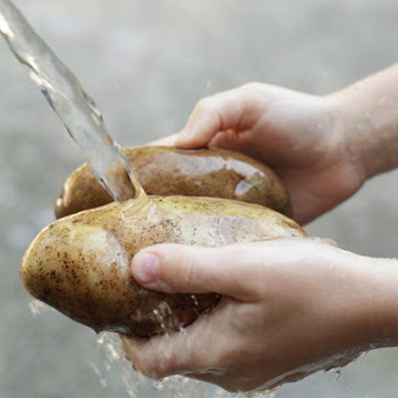 Gọt vỏ củ từ chuẩn bị cho món canh
