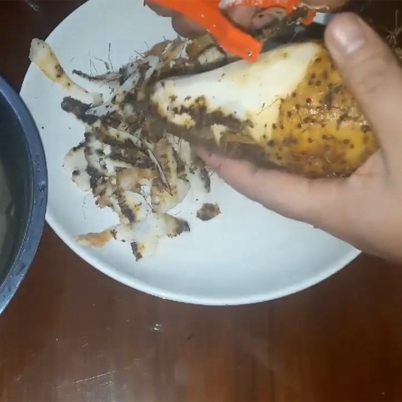 Cắt củ từ thành các khối vừa ăn để nấu canh