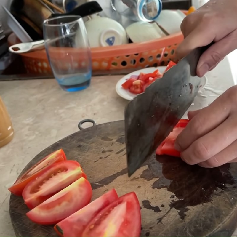 Sơ chế cà chua, nấm đùi gà cho bún ốc sườn
