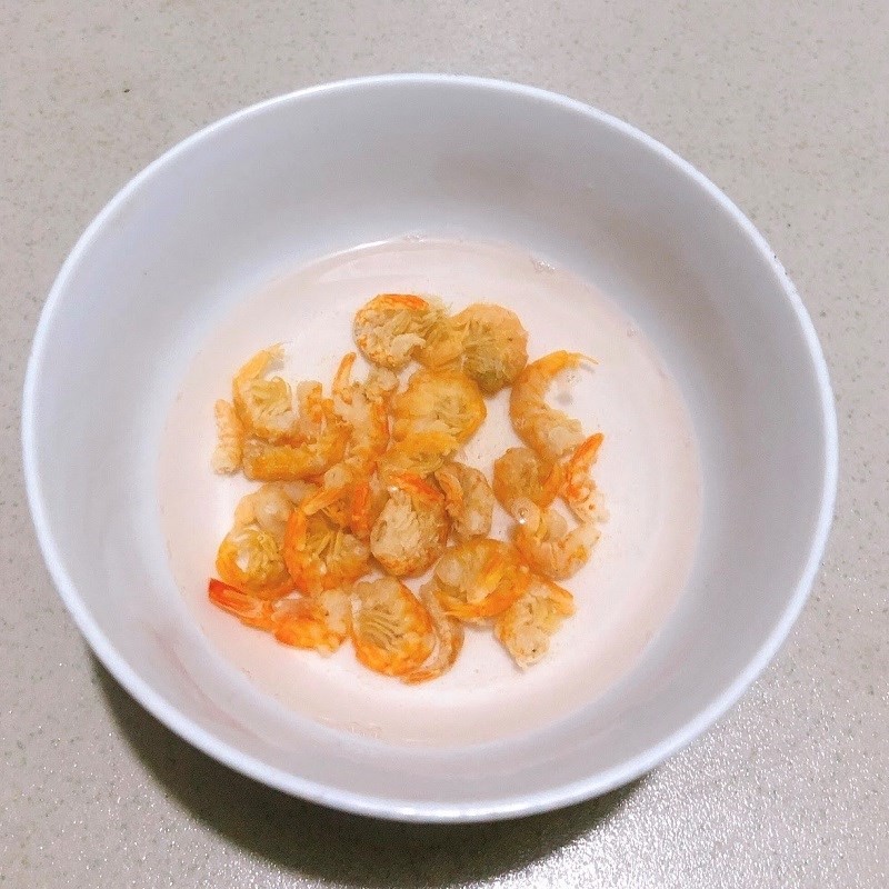 Tôm khô đã ngâm mềm, sẵn sàng cho món canh ngon ngọt