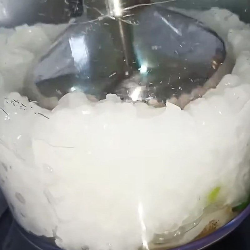 Hỗn hợp cháo tôm rau cải ngọt đã được xay nhuyễn mịn, sẵn sàng để nấu cho bé ăn dặm, giúp bé dễ dàng thưởng thức