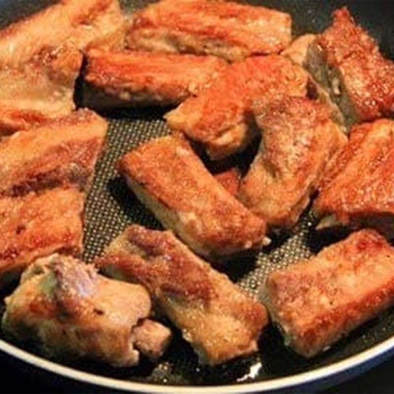 Sườn non chiên vàng đều chuẩn bị nấu bún ốc sườn