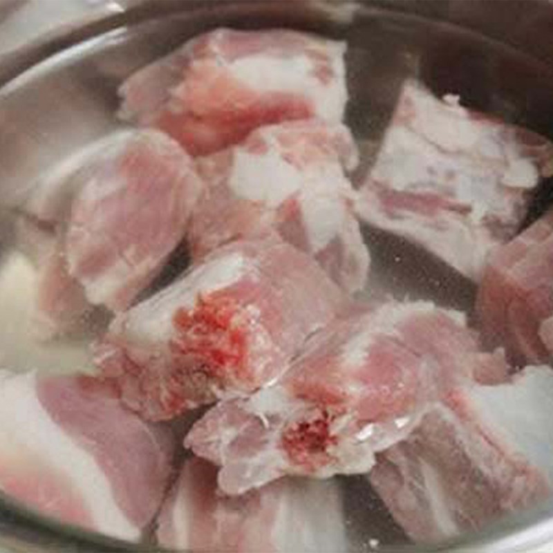 Sơ chế và chiên sườn non cho món bún ốc đắng