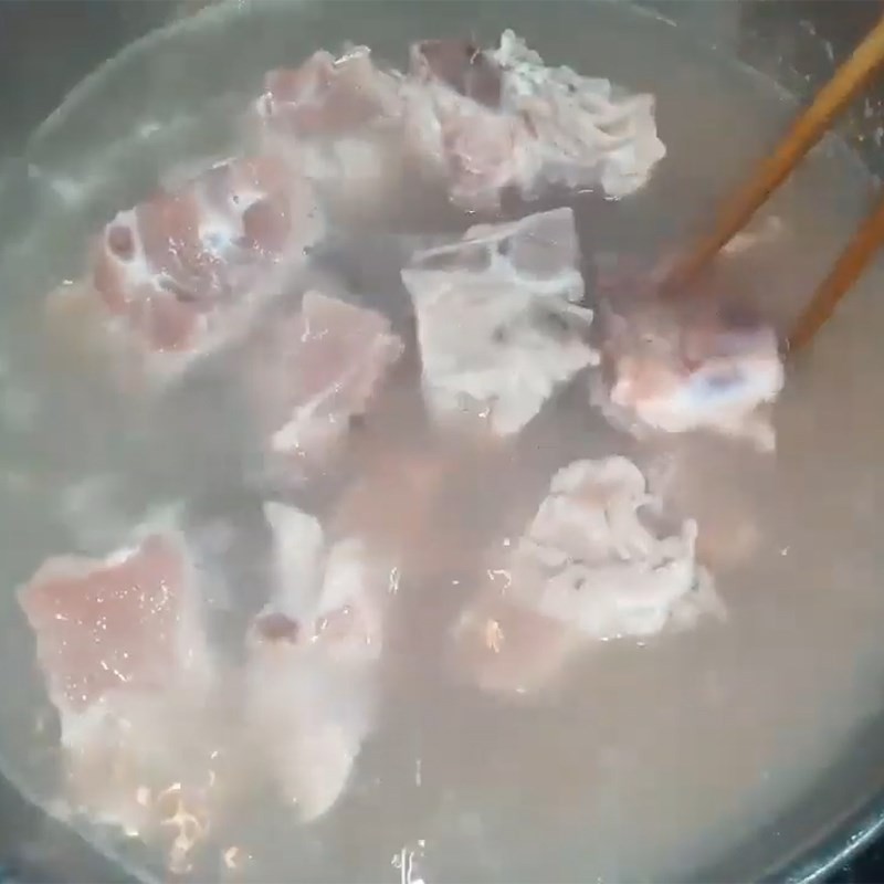 Cắt xương heo thành từng khúc vừa ăn