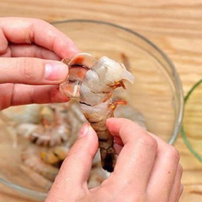 Rút chỉ đen từ lưng tôm, đảm bảo tôm sạch cho món canh củ từ