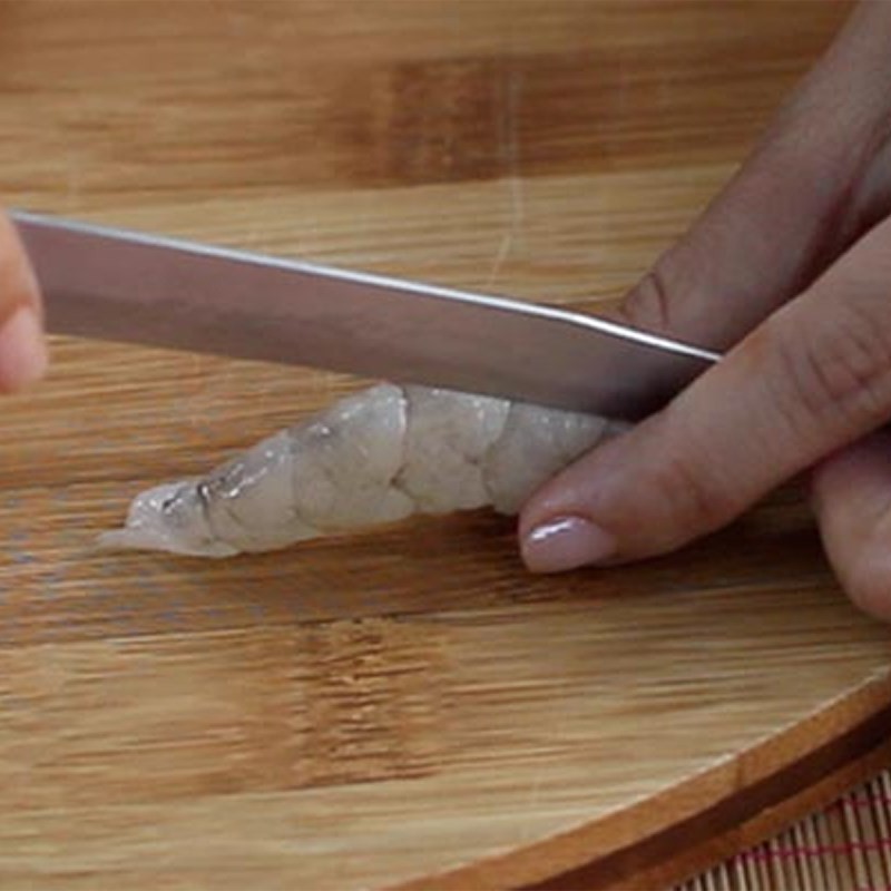 Tôm đã sơ chế sạch sẽ, sẵn sàng ướp gia vị cho canh củ từ