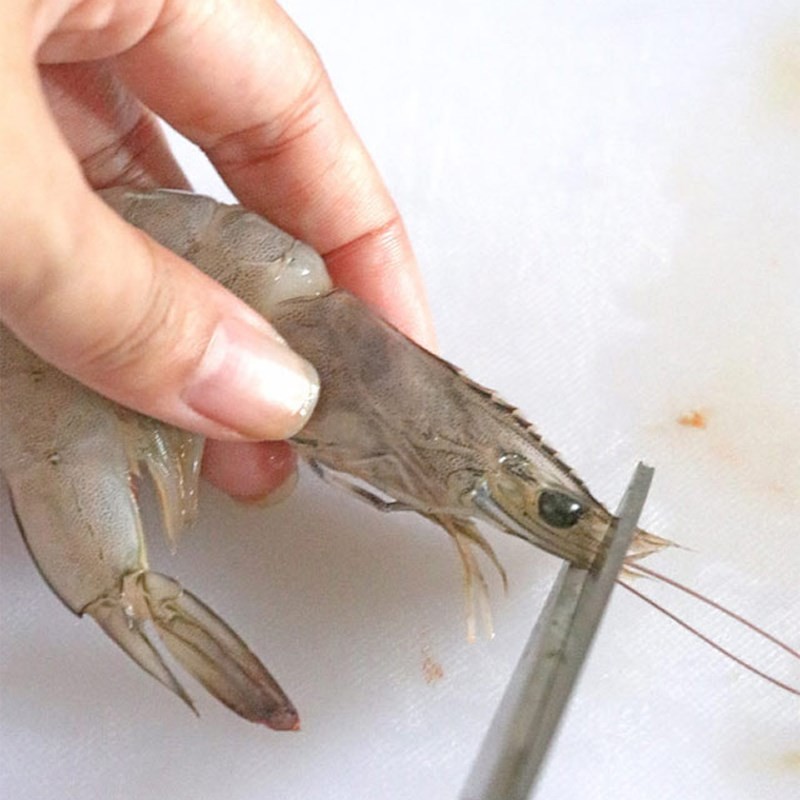 Sơ chế tôm tươi, cắt đầu và lột vỏ để nấu canh củ từ