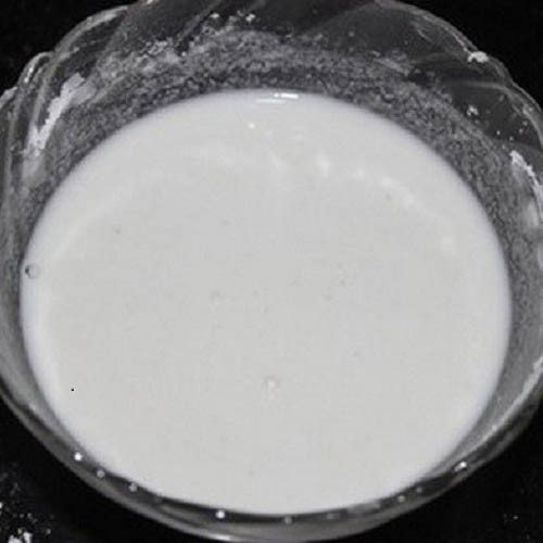 Ngâm bột gạo tẻ đã hòa tan trong nước để chuẩn bị nấu cháo