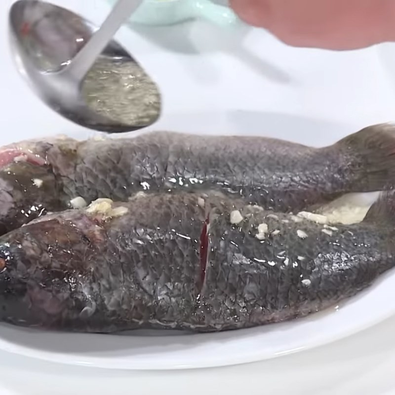 Ướp cá rô với dầu tỏi giúp cá thơm ngon hơn khi nấu canh cá rau cải