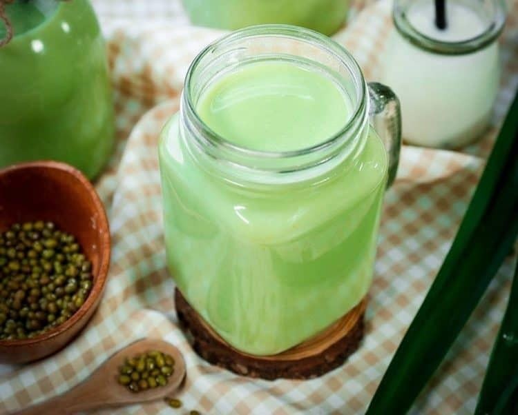 Ly sữa đậu xanh nước cốt dừa béo ngậy, hấp dẫn với màu trắng ngà