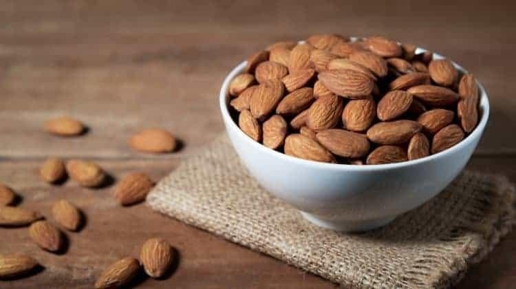 Hạnh nhân rang thơm lừng, nguyên liệu bổ dưỡng cho món sữa đậu xanh mè hạnh nhân