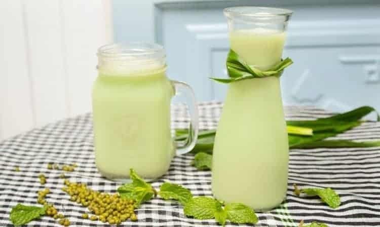 Ly sữa đậu xanh lá dứa có màu xanh đẹp mắt và hương thơm dịu nhẹ