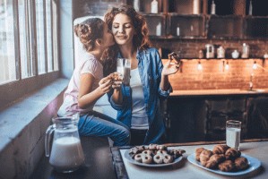 Sữa óc chó mè đen đường thốt nốt hỗ trợ phát triển trí não cho bé, cách nấu sữa mè đen cho bé khoa học
