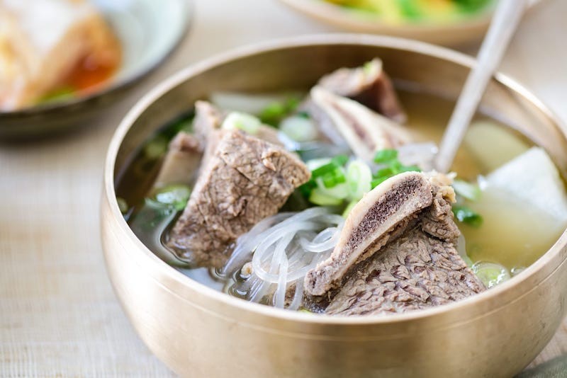 Sườn bò hầm Hàn Quốc có thể ăn kèm cùng miếng hoặc bún đều rất ngon