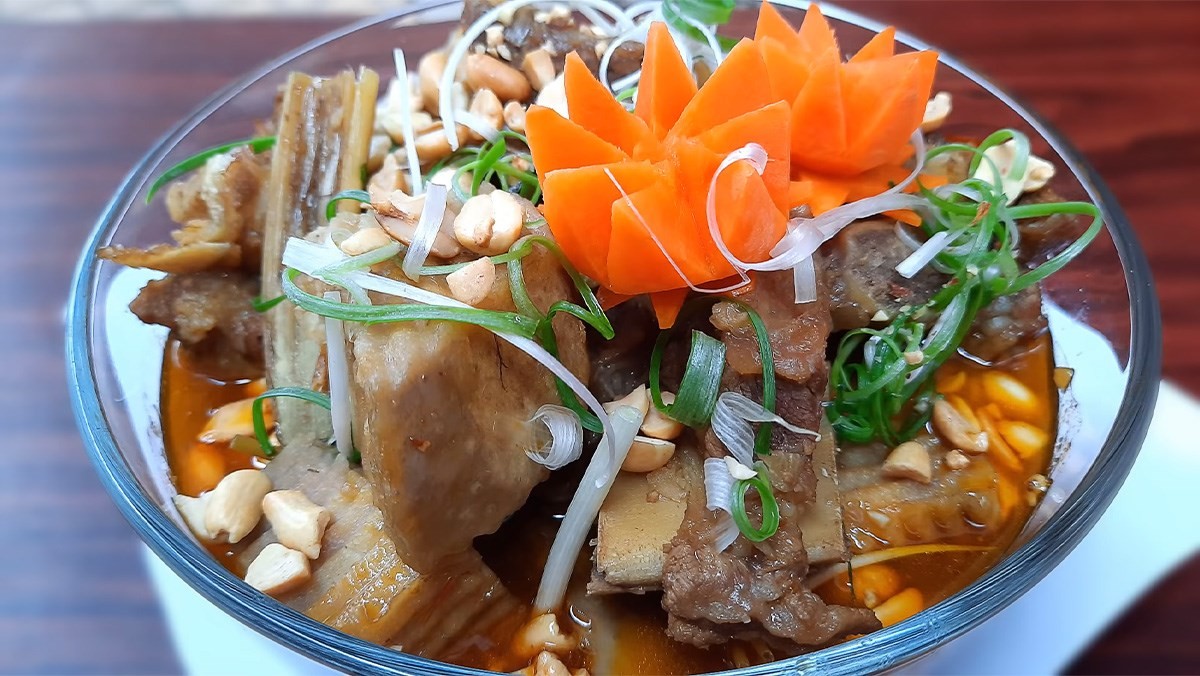 Món sườn bò hầm sả đậm đà hương vị, biểu tượng cho sự ấm áp của bữa ăn gia đình.