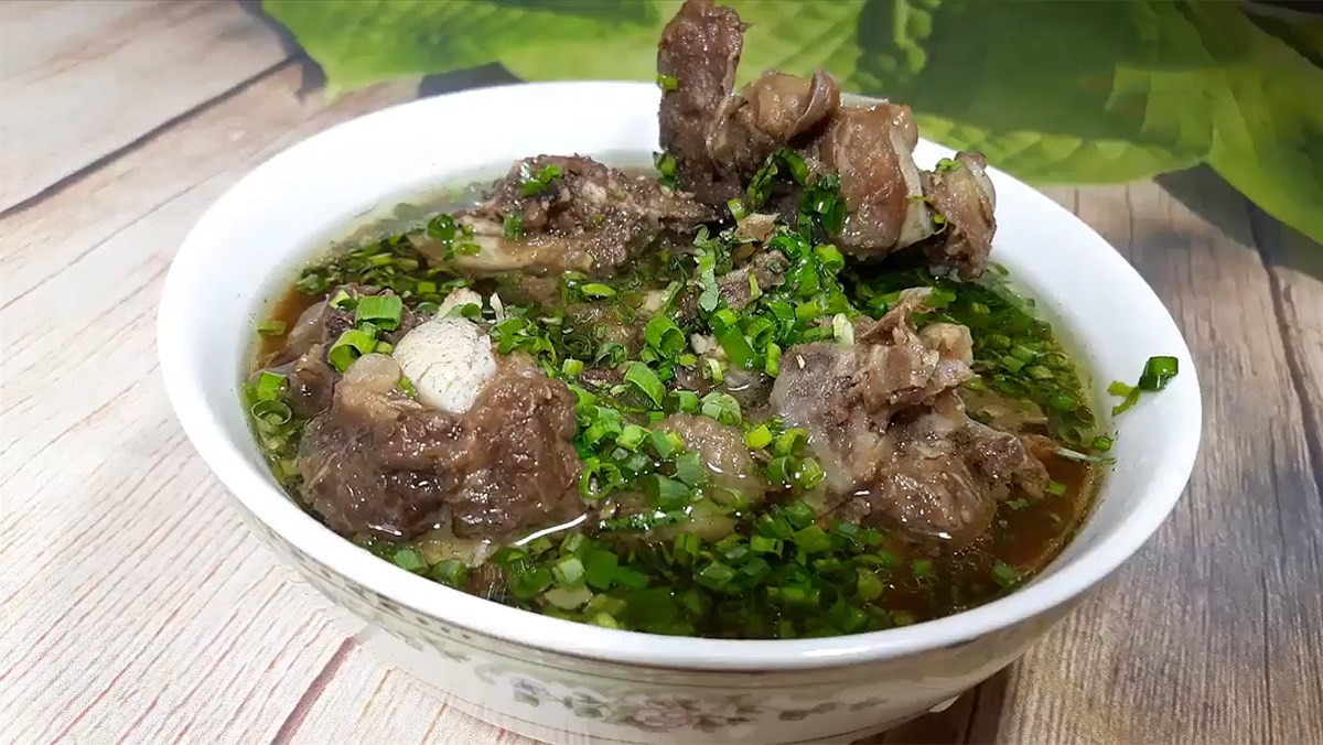 Món sườn bò hầm nước tương đậm đà hương vị, món ngon khó cưỡng.