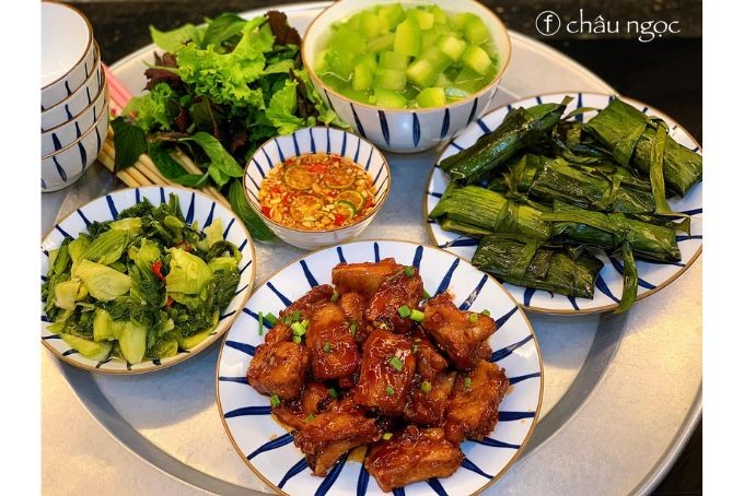 Sườn chua ngọt miền Bắc ăn kèm dưa muối và rau sống giải ngấy