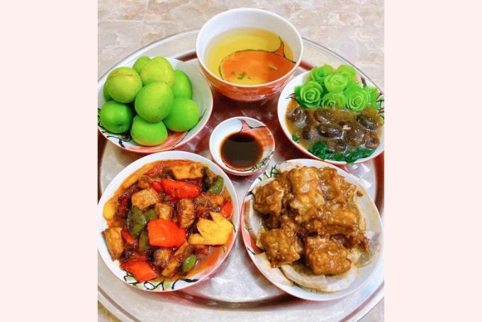 Mâm cơm gia đình ấm cúng với món sườn chua ngọt miền Bắc hấp dẫn