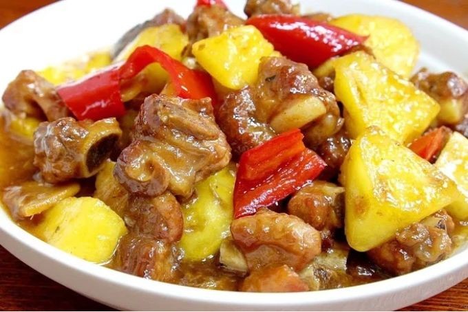 Sườn xào chua ngọt miền Nam với dứa, hình ảnh minh họa sự khác biệt phong cách