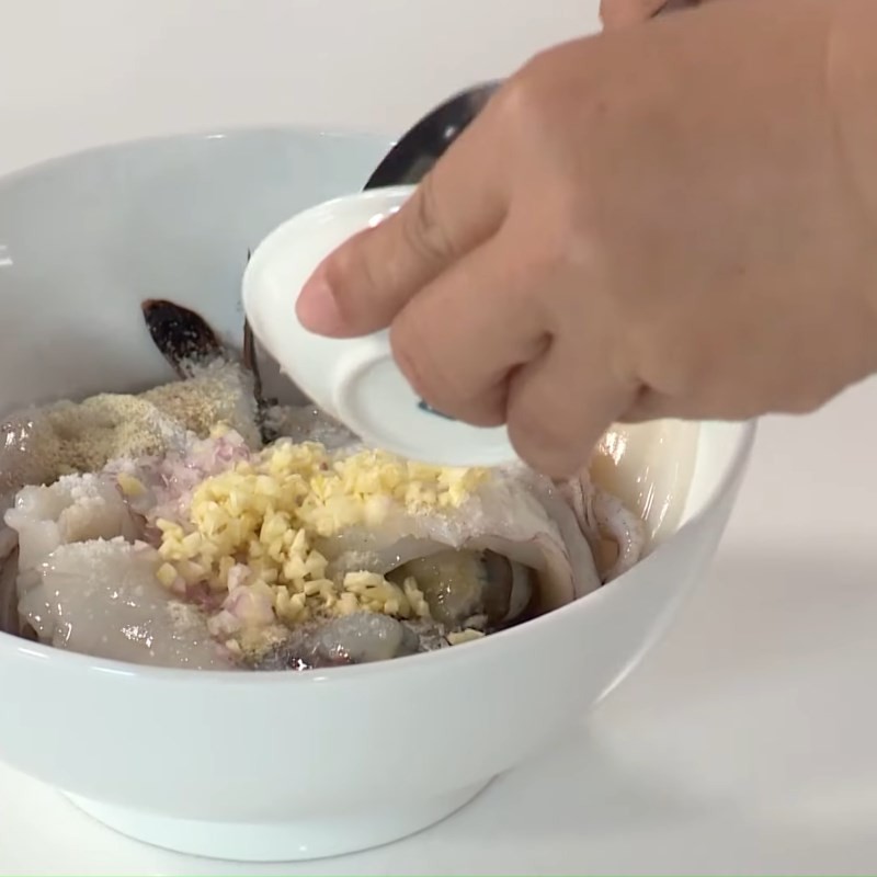 Sơ chế cà rốt và bánh phồng tôm đã ngâm mềm để làm súp