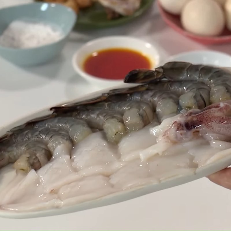 Nguyên liệu hải sản và rau củ tươi ngon sẵn sàng để nấu súp bánh phồng tôm