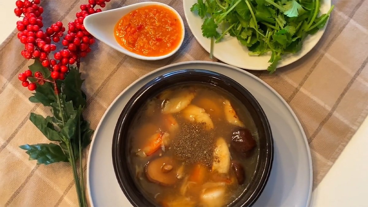 Bát súp sườn heo hầm nấm đông cô thơm lừng, hấp dẫn, dễ dàng thực hiện với cách nấu súp sườn heo đơn giản