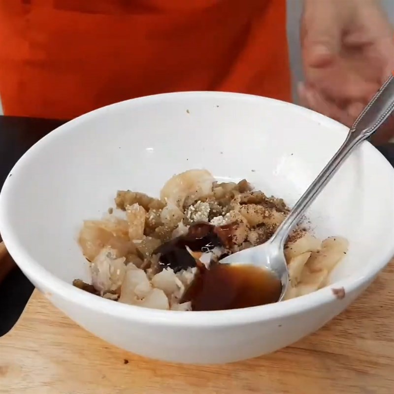 Hải sâm đã được ướp đều gia vị, sẵn sàng chế biến
