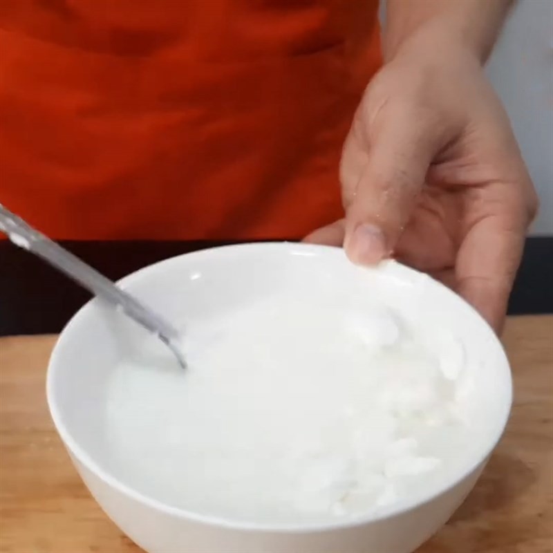 Pha bột bắp và tách trứng gà riêng lòng đỏ và lòng trắng