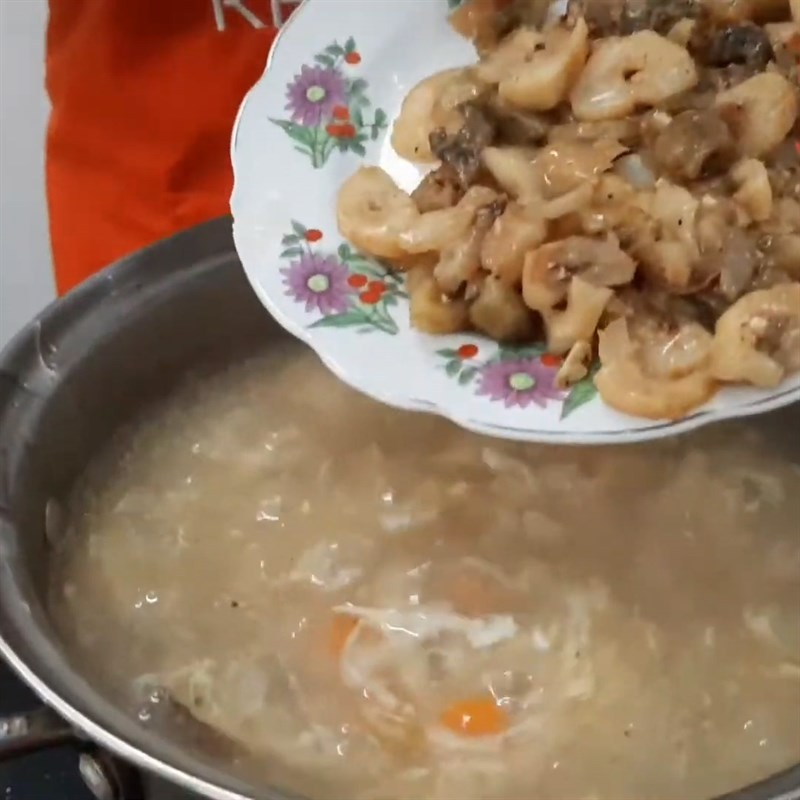 Hoàn thiện súp hải sâm thịt gà bằng cách thêm trứng và gia vị