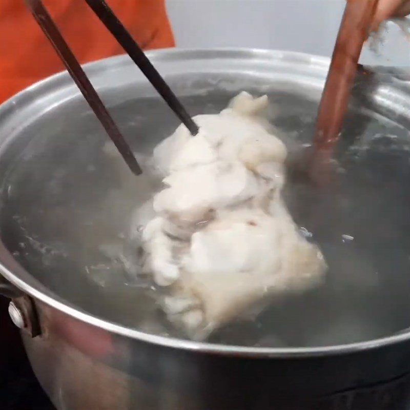 Nấu nước dùng gà từ chân gà và ức gà cho món súp hải sâm