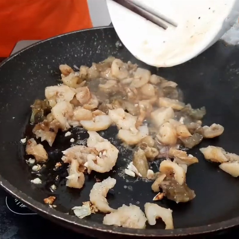 Xào hải sâm với hành tím băm để tăng hương vị cho súp