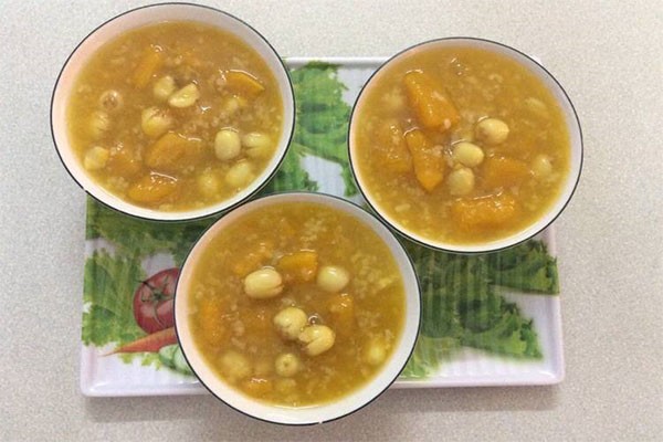 Súp hạt sen bí đỏ chay sánh mịn, màu cam tự nhiên, tốt cho sức khỏe, dễ nấu tại nhà